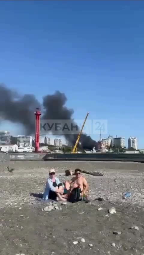 Humo negro en la zona del puerto de Sochi