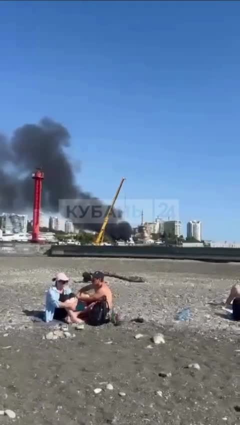 Humo negro en la zona del puerto de Sochi