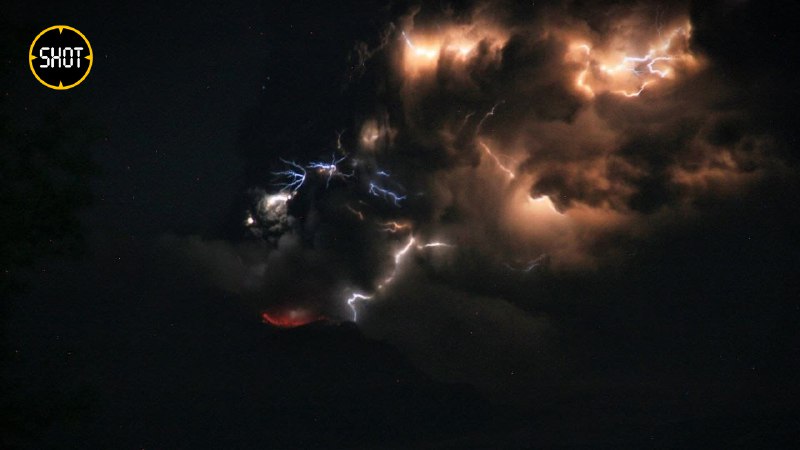 A powerful eruption of the Shiveluch volcano began in Kamchatka. A column of ash from the Karan dome rose 8 kilometers