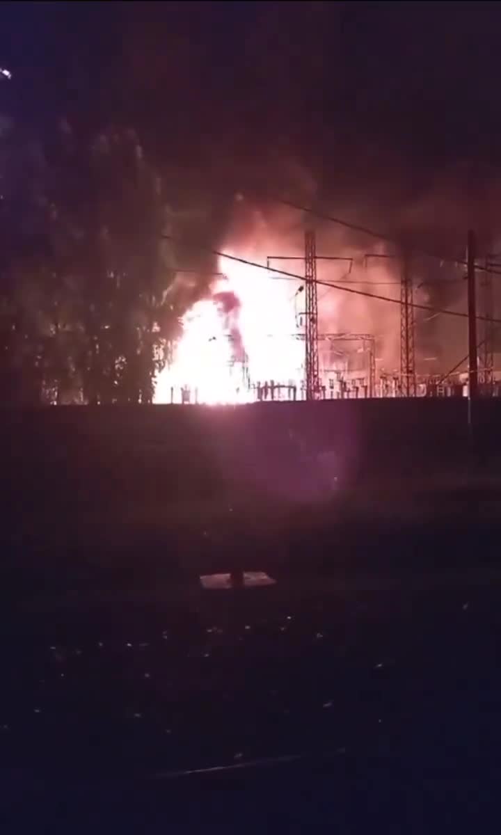 A subestação ferroviária da Transiberiana em Mariinsk, na região de Kemerovo, pegou fogo