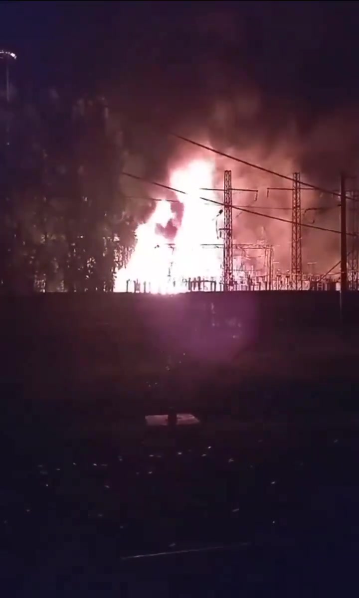 Im Umspannwerk der Transsibirischen Eisenbahn in Mariinsk in der Region Kemerowo ist ein Brand ausgebrochen