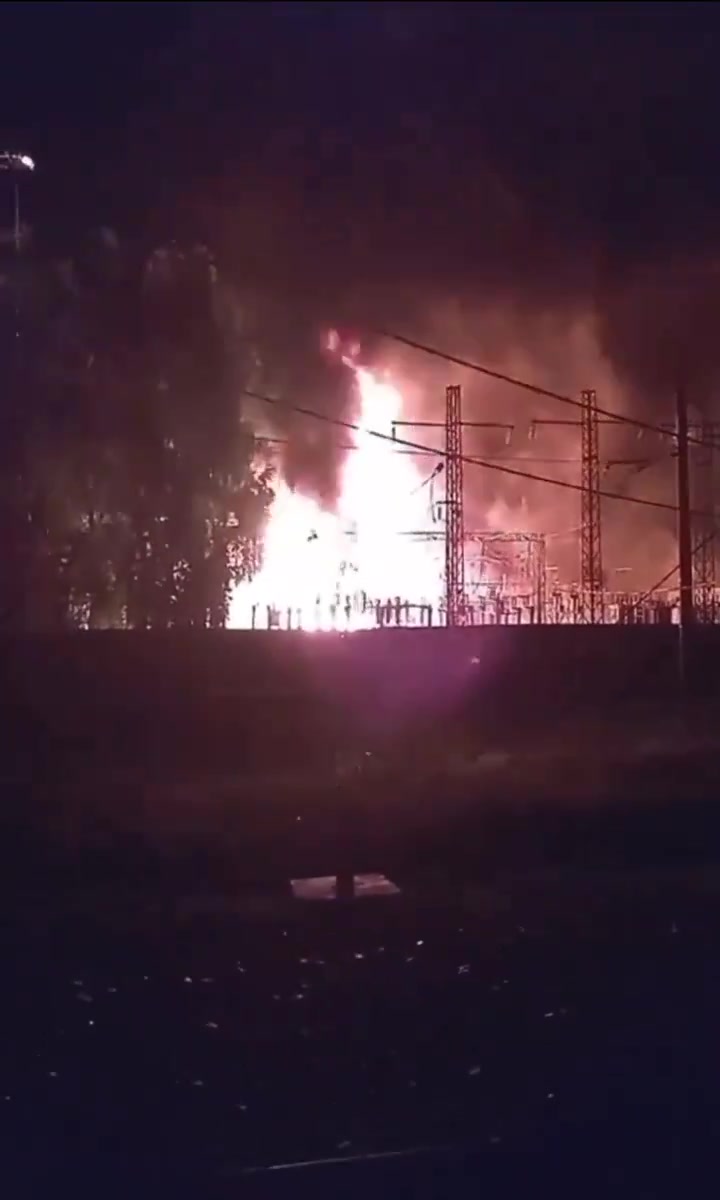 La sous-station ferroviaire du Transsibérien à Mariinsk, dans la région de Kemerovo, a pris feu