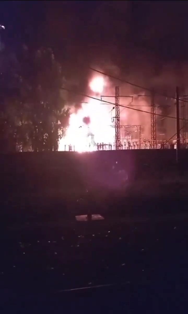 La sous-station ferroviaire du Transsibérien à Mariinsk, dans la région de Kemerovo, a pris feu