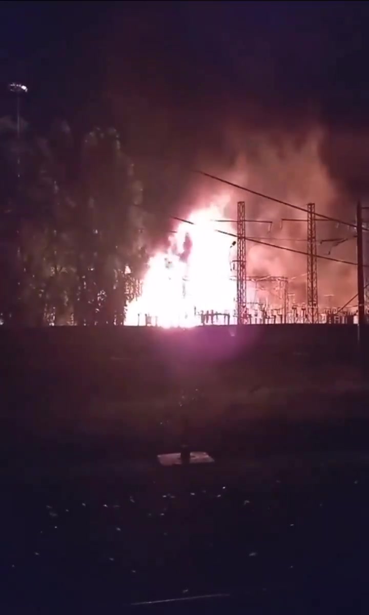 La sous-station ferroviaire du Transsibérien à Mariinsk, dans la région de Kemerovo, a pris feu