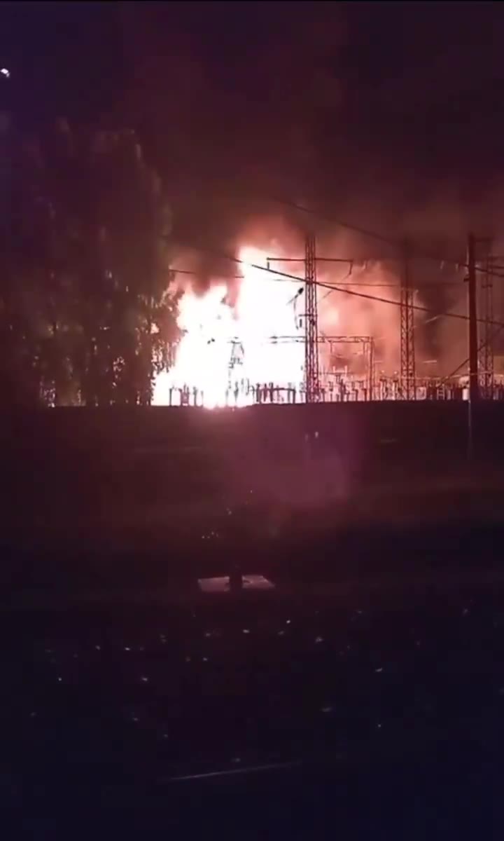 A subestação ferroviária da Transiberiana em Mariinsk, na região de Kemerovo, pegou fogo