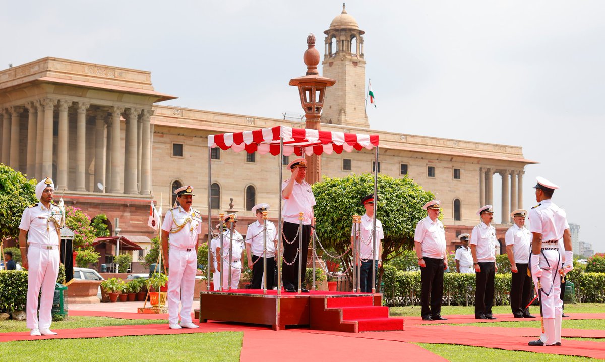 El almirante jefe de la Armada rusa, Aleksandr Alekseyevich Moiseyev, se reúne en Delhi con el jefe de la Armada india