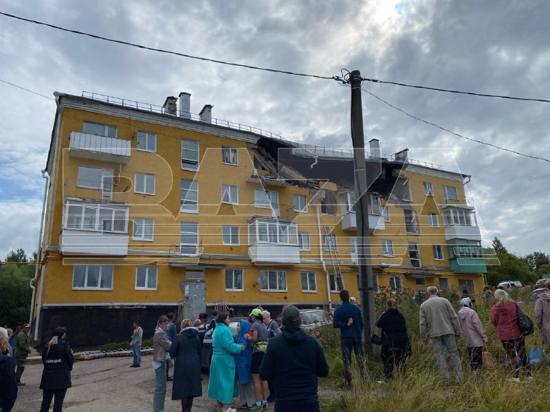 Mehrere Wohnungen wurden nach einer Erdgasexplosion in einem Haus in Kizel (Region Perm) zerstört