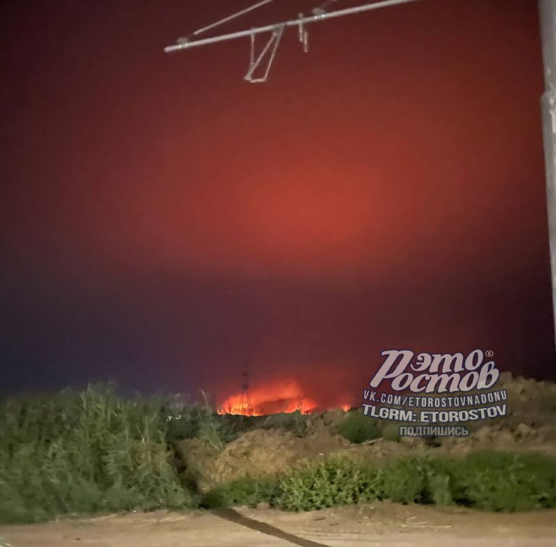 Grande incêndio florestal perto de Dugino, perto de Rostov