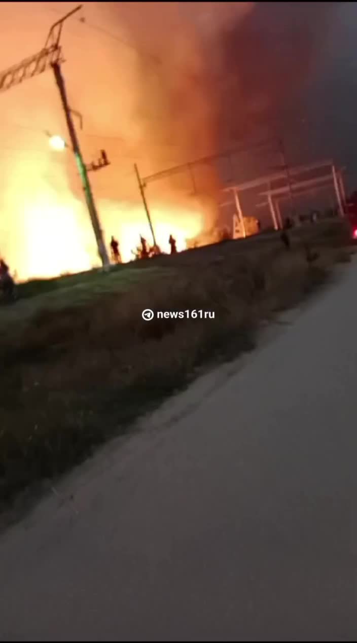 Em Proletarsk, o fogo do depósito de petróleo consumiu os juncos próximos e depois se espalhou para os prédios da cidade