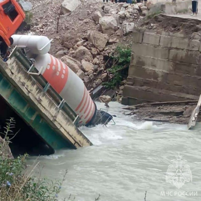 Kabardey-Balkar'daki Çegem Nehri üzerindeki bir köprü, üzerinden geçen bir beton mikseri kamyonuyla birlikte çöktü