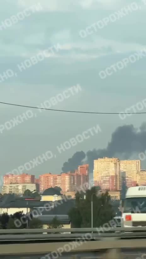 Incendio in una raffineria di Mosca dopo un sospetto attacco con drone