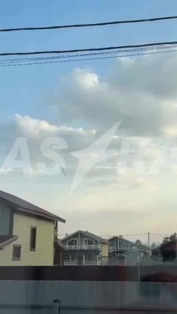 Um drone caiu na vila de Durnikha, no distrito urbano de Ramensky, na região de Moscou, relatam moradores locais. Também é relatado que os drones tentaram atacar o aeroporto de Zhukovsky