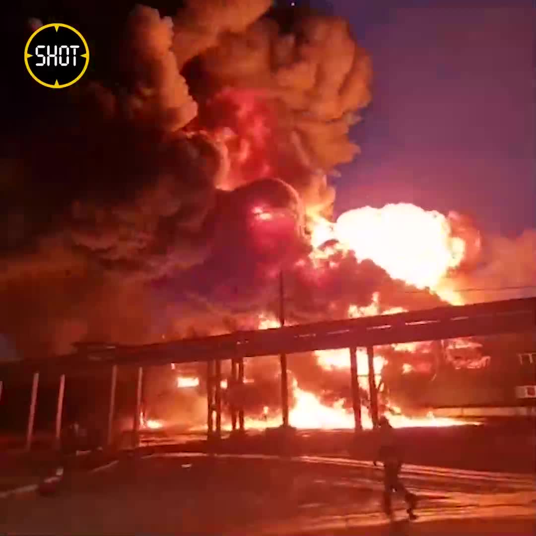 Großbrand im Plastikwerk in der Stadt Uzlovaya in der Region Tula