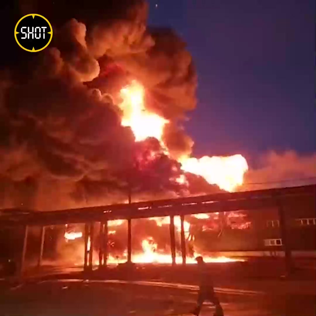 Gran incendio en la planta de Plastik en la ciudad de Uzlovaya, región de Tula