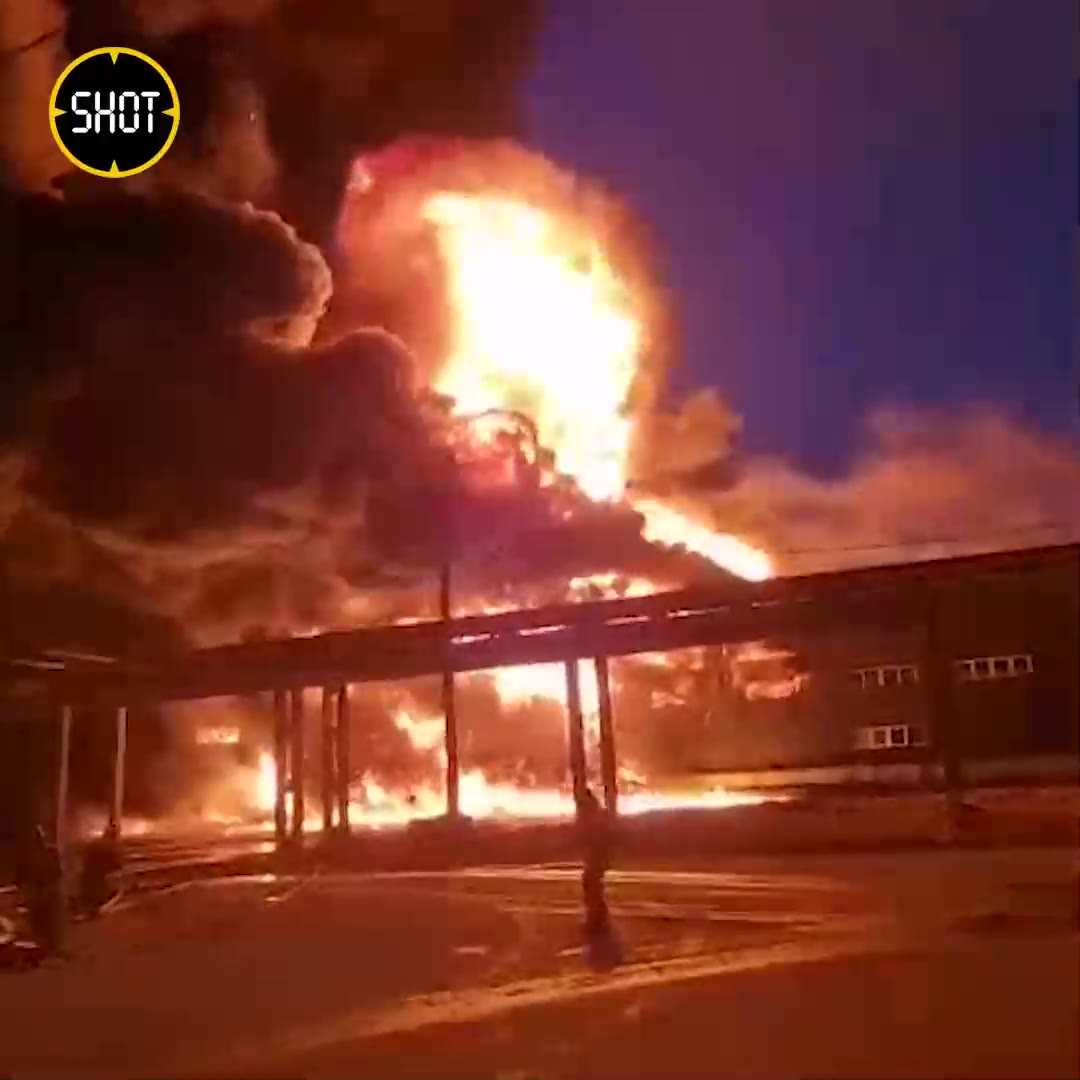 Grande incendio nello stabilimento Plastik nella città di Uzlovaya nella regione di Tula