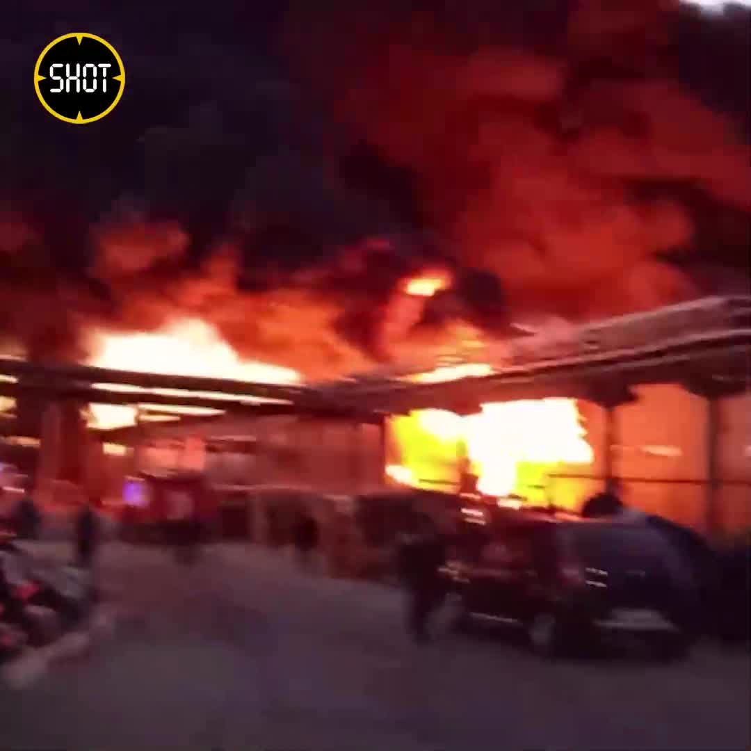 Grande incendio nello stabilimento Plastik nella città di Uzlovaya nella regione di Tula