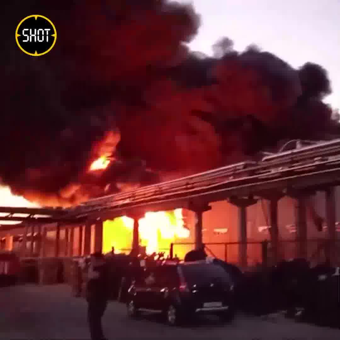 Gran incendio en la planta de Plastik en la ciudad de Uzlovaya, región de Tula