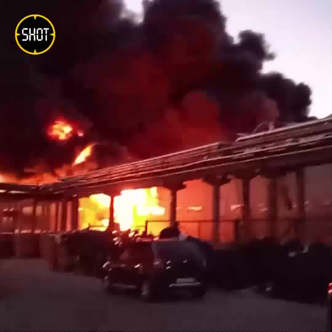 Gran incendio en la planta de Plastik en la ciudad de Uzlovaya, región de Tula