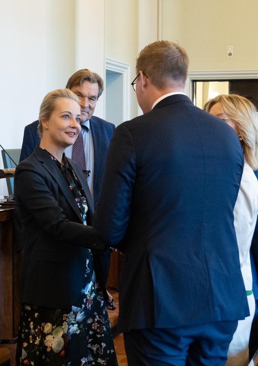 Die Führer der russischen Opposition, Julia Nawalnaja und Wladimir Kara-Murza, trafen die Vertreter des Ausschusses für auswärtige Angelegenheiten während ihres Besuchs im Parlament. Ihre Botschaft war klar: Es ist eine Sicht der Zukunft ohne Putin. Die Sicht, dass Russland eines Tages ein freier, friedlicher und demokratischer Staat sein kann. nnIn Russland gibt es Millionen von Menschen, die den völlig verwerflichen Angriffskrieg gegen die Ukraine ablehnen. Laut Nawalnaja und Kara-Murza ist es wichtig, dass die freie Welt auch dieses andere Russland sieht, das nicht Putins Russland ist. Laut Nawalnaja und Kara-Murza gibt es ein anderes Russland jenseits von Putin