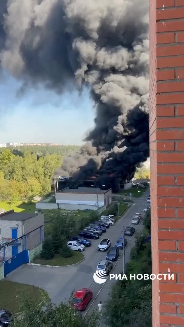 Neben den beiden Toten wurden bei einem Brand auf einem Parkplatz in Odintsovo drei Menschen verletzt; das Feuer wurde gelöscht