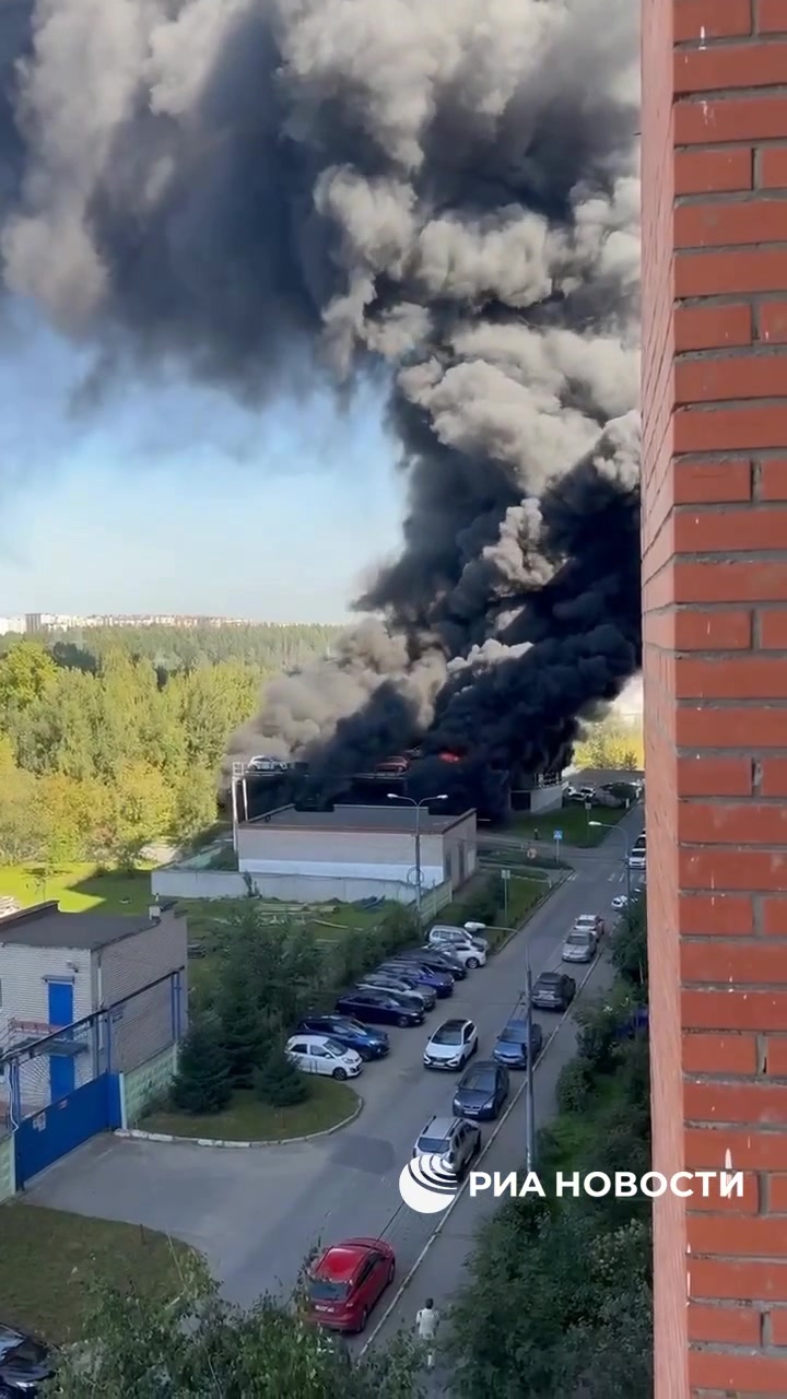 Neben den beiden Toten wurden bei einem Brand auf einem Parkplatz in Odintsovo drei Menschen verletzt; das Feuer wurde gelöscht