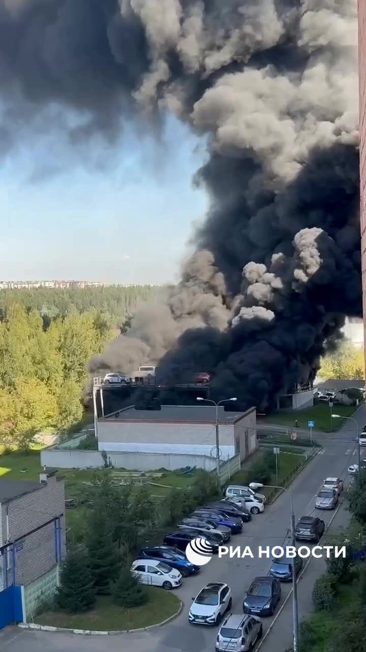 Neben den beiden Toten wurden bei einem Brand auf einem Parkplatz in Odintsovo drei Menschen verletzt; das Feuer wurde gelöscht