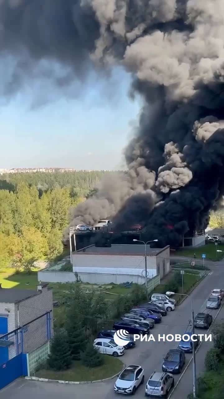 Neben den beiden Toten wurden bei einem Brand auf einem Parkplatz in Odintsovo drei Menschen verletzt; das Feuer wurde gelöscht