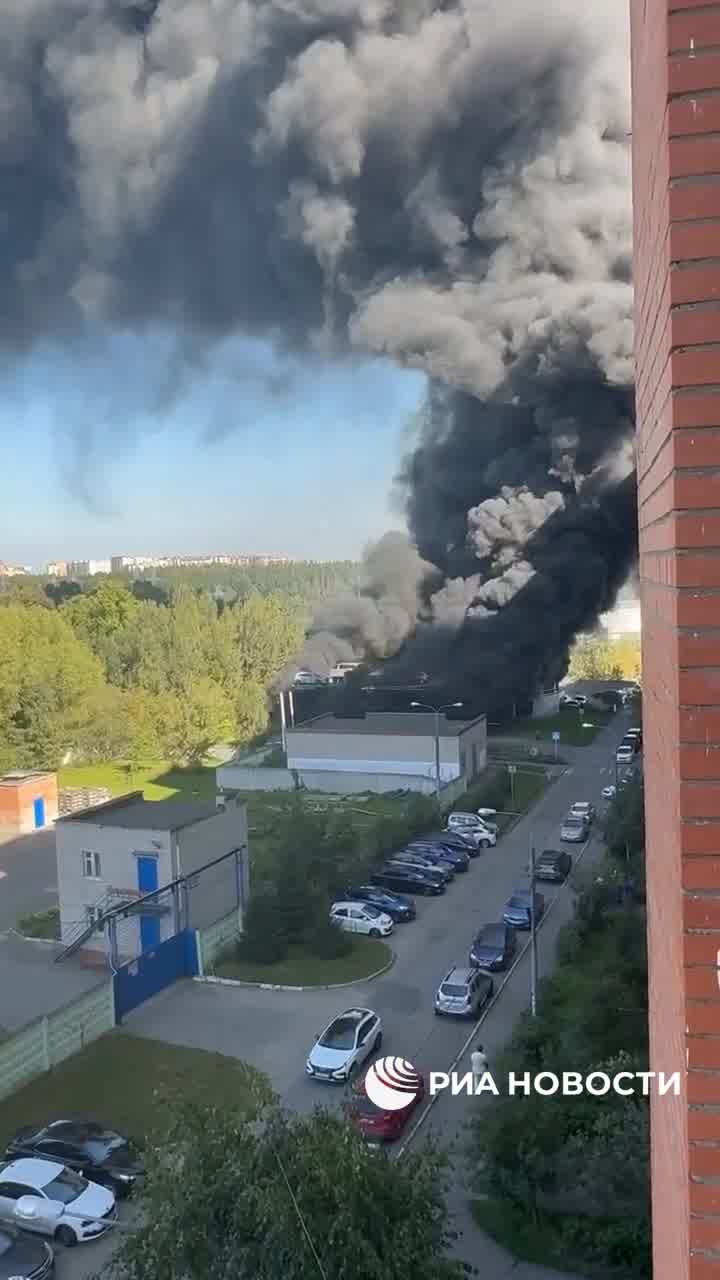 Neben den beiden Toten wurden bei einem Brand auf einem Parkplatz in Odintsovo drei Menschen verletzt; das Feuer wurde gelöscht