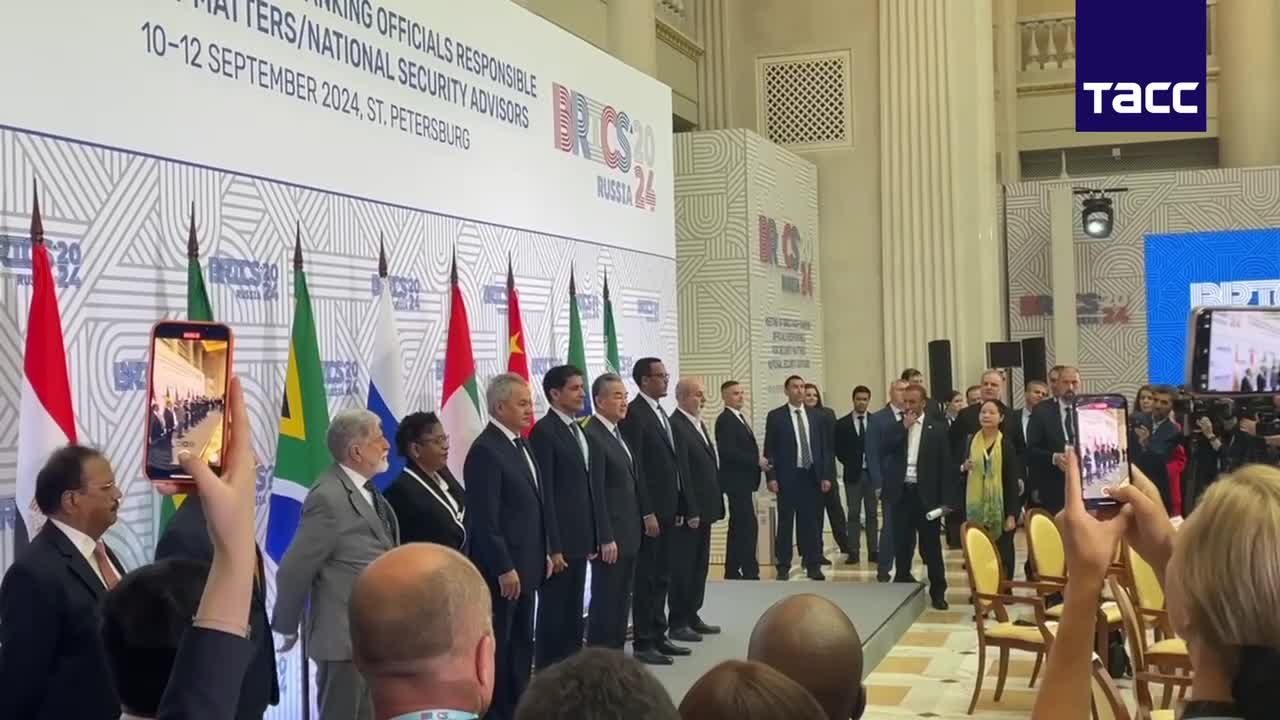 St. Petersburg'daki BRICS Güvenlik Toplantısı katılımcıları. Rusya, Shoigu tarafından temsil ediliyor