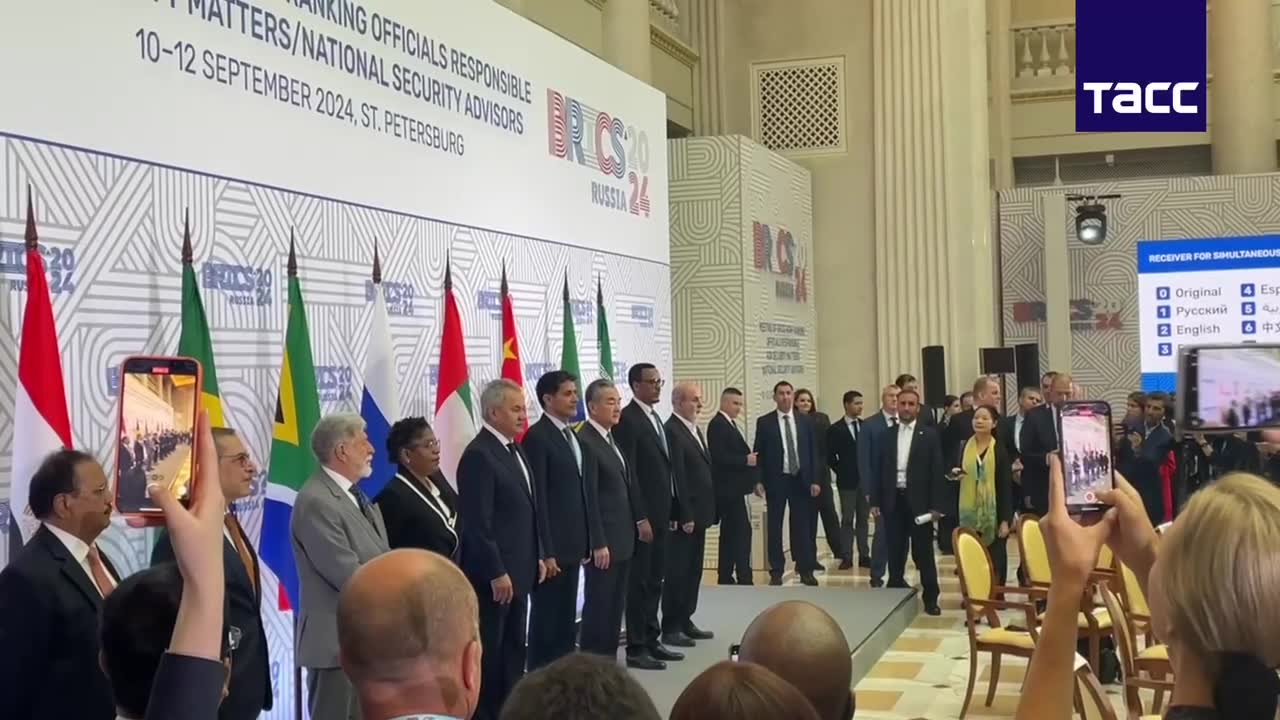 Participantes da Reunião de Segurança do BRICS em São Petersburgo. A Rússia é representada por Shoigu