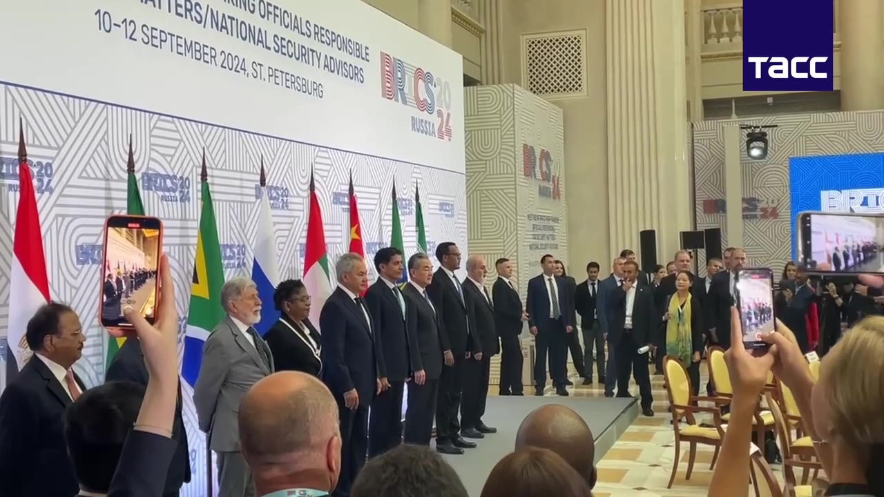 Teilnehmer des BRICS-Sicherheitstreffens in St. Petersburg. Russland wird durch Shoigu vertreten