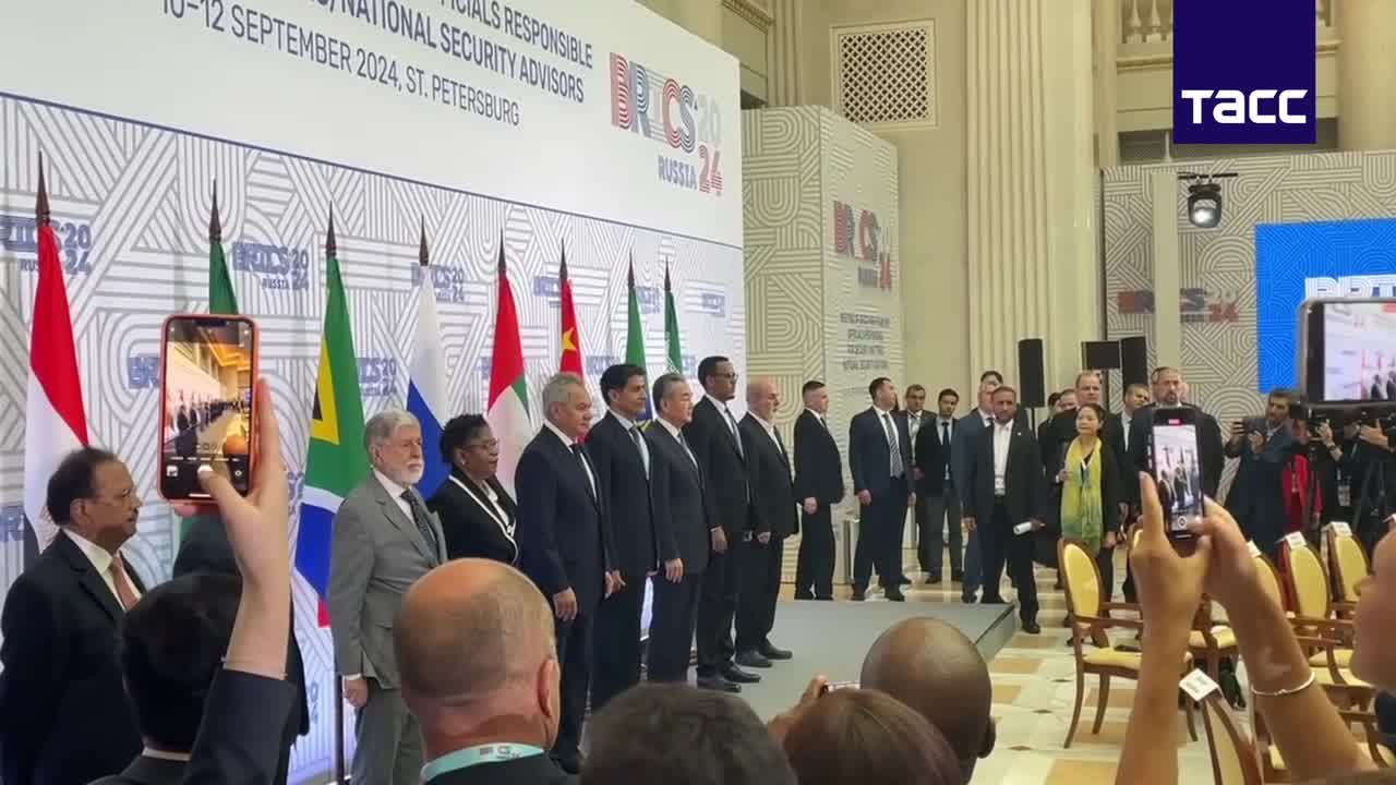 Les participants à la réunion sur la sécurité des BRICS à Saint-Pétersbourg. La Russie est représentée par Shoigu