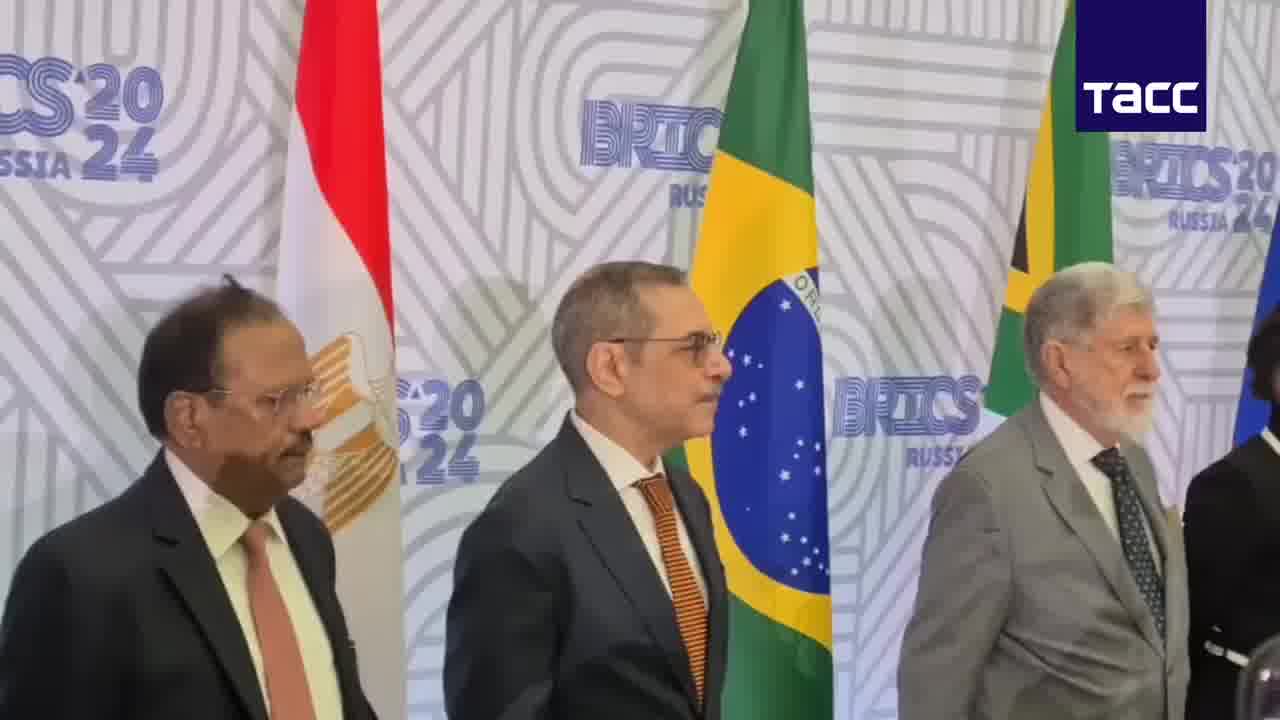 Participantes da Reunião de Segurança do BRICS em São Petersburgo. A Rússia é representada por Shoigu