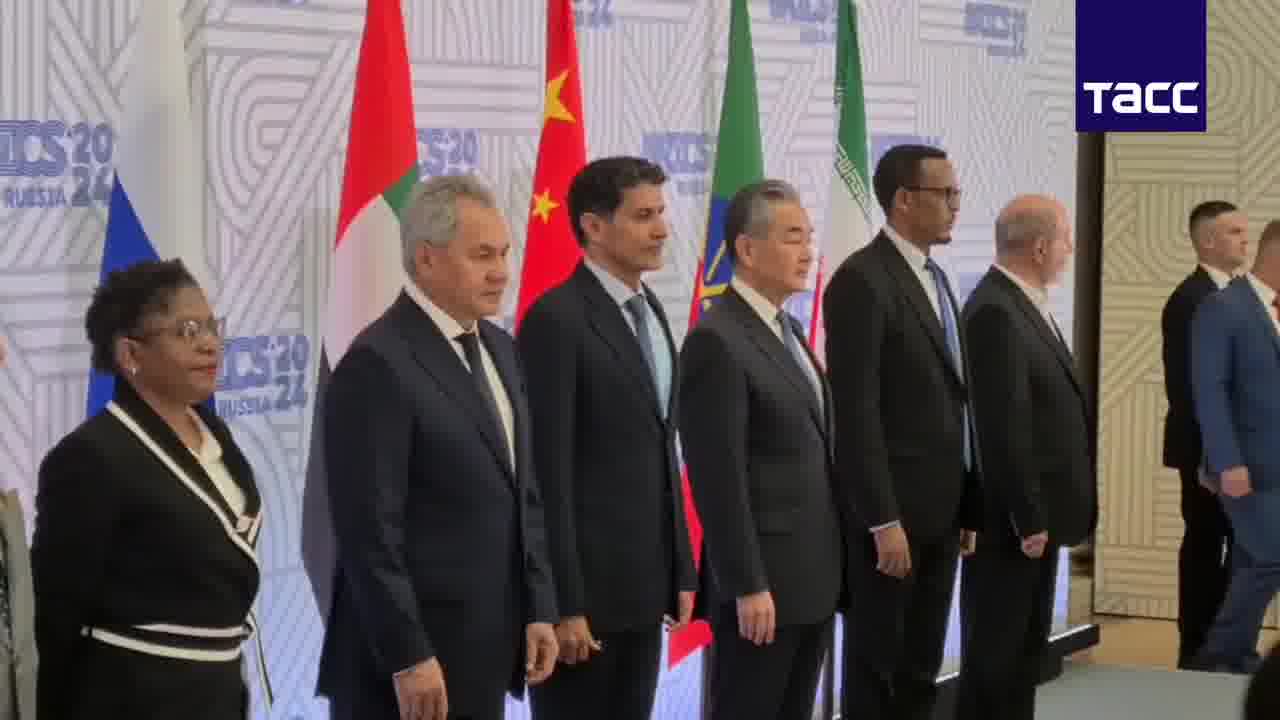 משתתפי מפגש האבטחה של BRICS בסנט פטרבורג. רוסיה מיוצגת על ידי שויגו