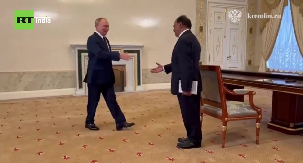 Le président russe Vladimir Poutine rencontre le conseiller indien de la NSA Ajit Doval