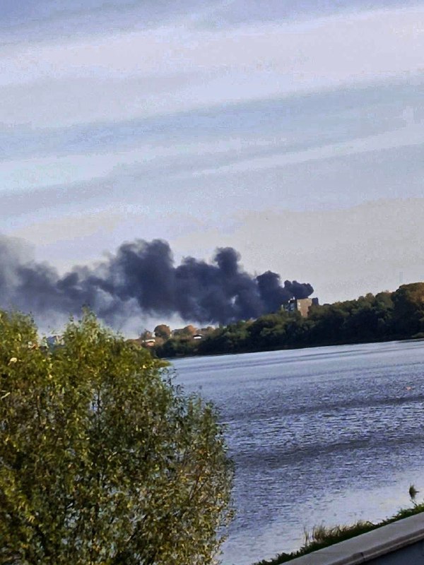 В Твери произошел крупный пожар, предположительно на промышленном предприятии