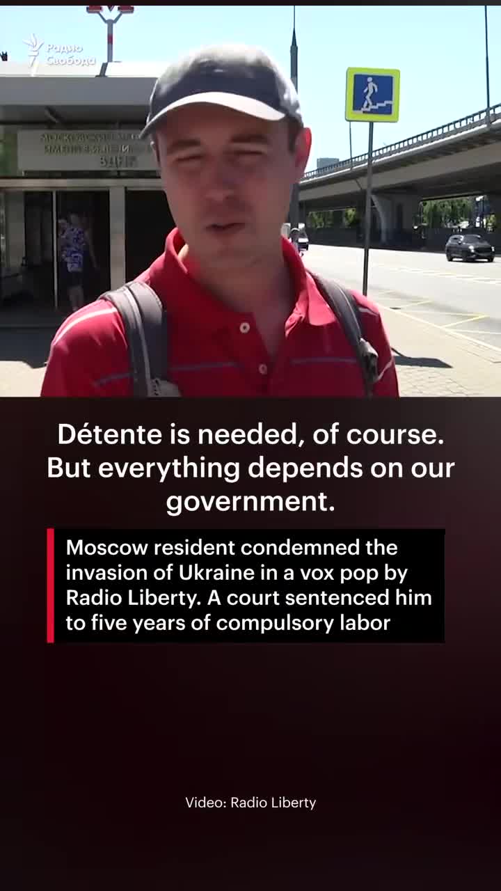 Le tribunal de Moscou a durci la peine de Yuri Kokhovets, qui avait accordé une interview à RFE/RL et évoqué la guerre en Ukraine. Au lieu de 5 ans de travaux forcés, Kokhovets devra désormais purger 5,5 ans de prison ferme. Il a été placé en garde à vue dans la salle d'audience. Vidéo : Alexandra Astakhova / Mediazona