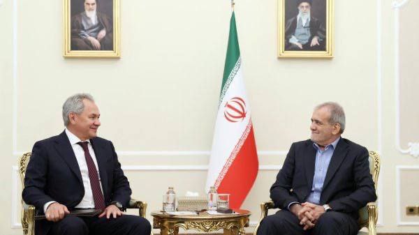 Der iranische Präsident Masoud Pezeshkian traf sich in Teheran mit Sergei Shoigu, dem Sekretär des russischen Sicherheitsrates, inmitten von Berichten über eine „geheime nukleare Zusammenarbeit zwischen den beiden Seiten.