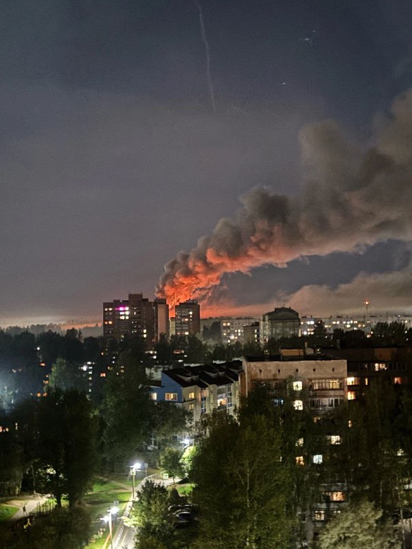 Magazijn, vermoedelijk met banden, brandstoffen en smeermiddelen, staat in brand in Yaroslavl