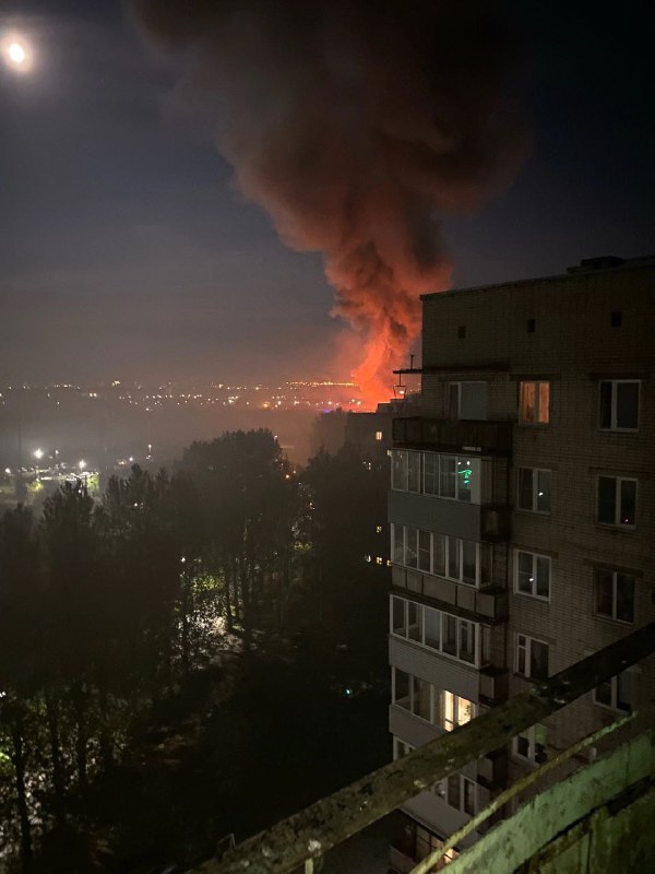 Un entrepôt contenant vraisemblablement des pneus, du carburant et des lubrifiants est en feu à Iaroslavl