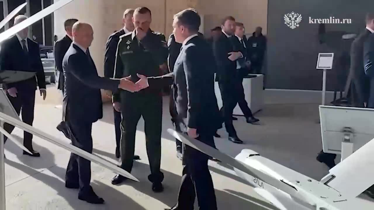 Putin inspekterade UAV-prover vid försvarsföretaget Special Technology Center i St. Petersburg