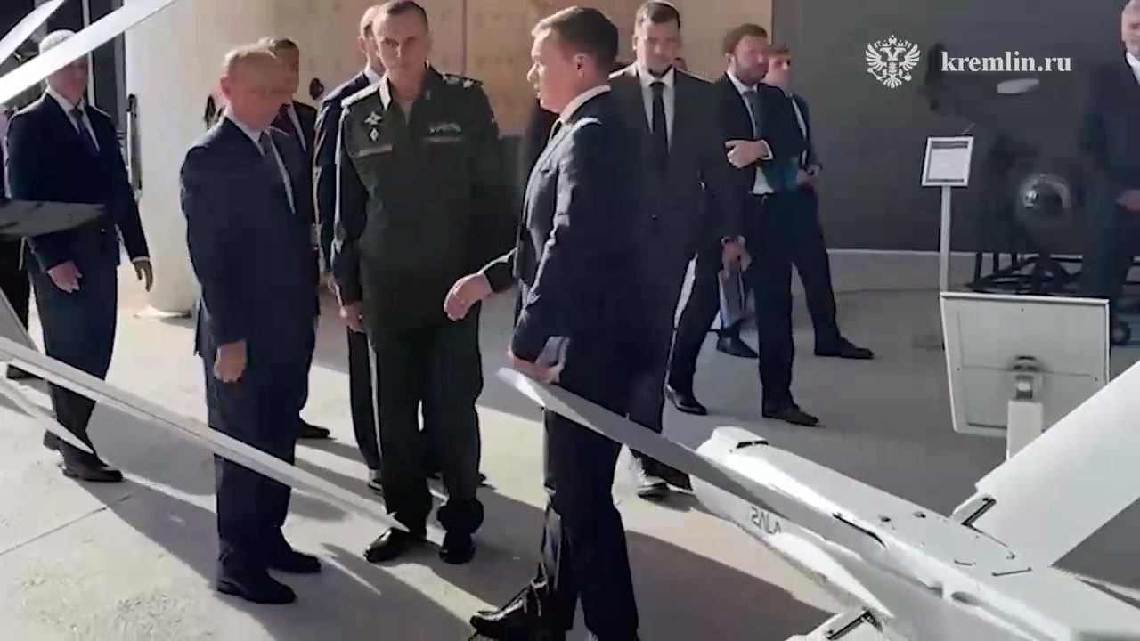 Putin inspeccionó muestras de vehículos aéreos no tripulados en el Centro de Tecnologías Especiales de la empresa de defensa de San Petersburgo