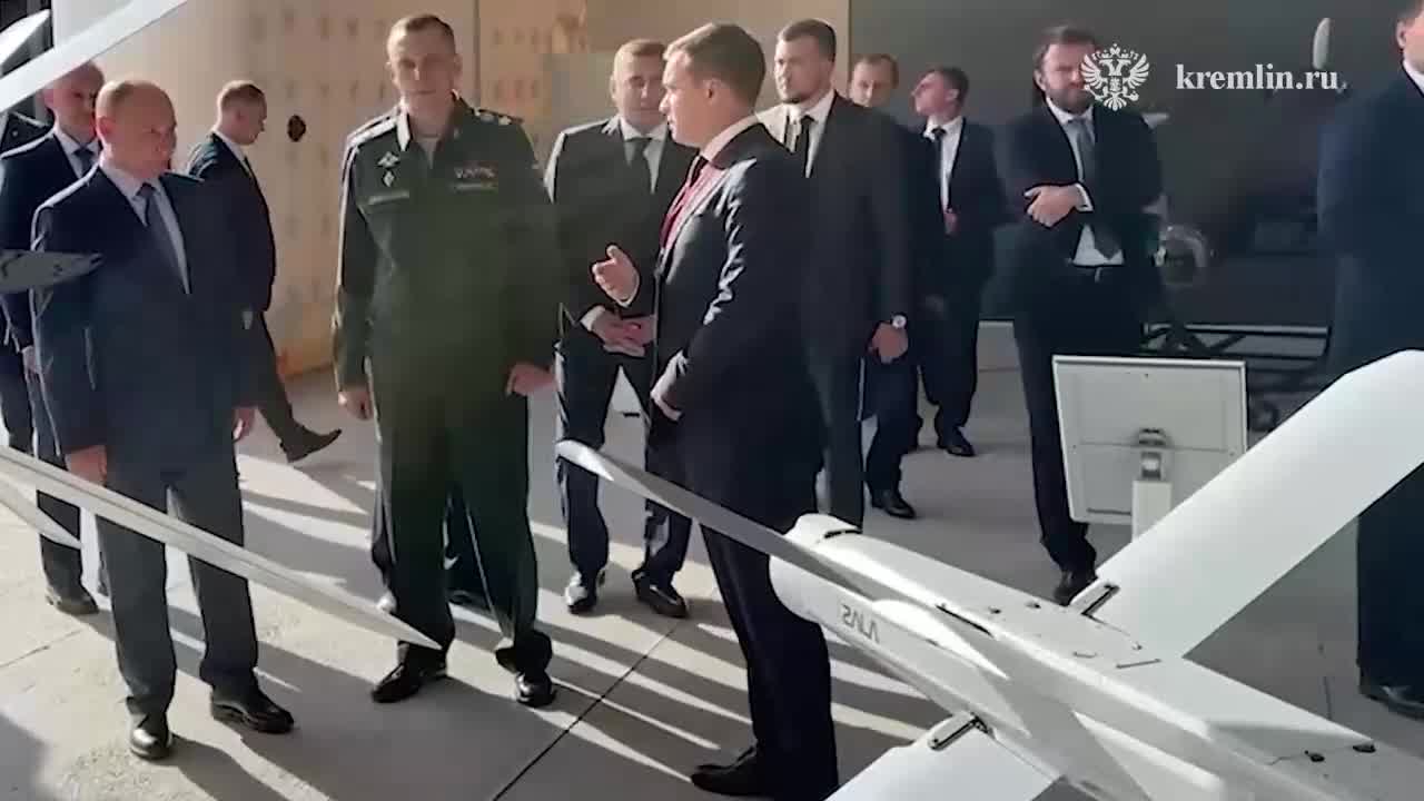 Putin ha ispezionato campioni di UAV presso l'impresa di difesa Special Technology Center di San Pietroburgo