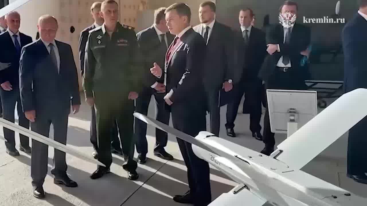 Putin prohlédl vzorky UAV v obranném podniku Special Technology Center v Petrohradě