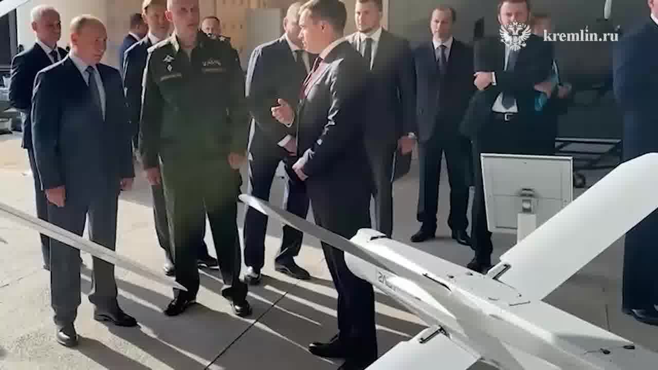 Putin prohlédl vzorky UAV v obranném podniku Special Technology Center v Petrohradě