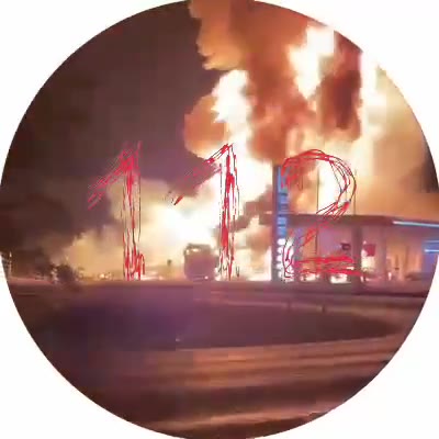 An einer Tankstelle in der Region Stawropol fing ein Tanklaster Feuer. Das Feuer breitete sich auf die Tankstelle selbst an der Straße Nowoselitskoje-Aleksandrowskoje aus.