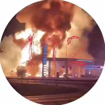 An einer Tankstelle in der Region Stawropol fing ein Tanklaster Feuer. Das Feuer breitete sich auf die Tankstelle selbst an der Straße Nowoselitskoje-Aleksandrowskoje aus.