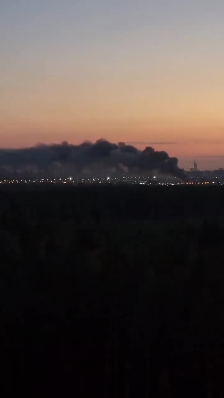 Un incendie majeur a eu lieu à l'ouest de Moscou. Un entrepôt de pièces détachées automobiles est en feu rue Gorbunov. La zone touchée par l'incendie est de 600 mètres carrés.