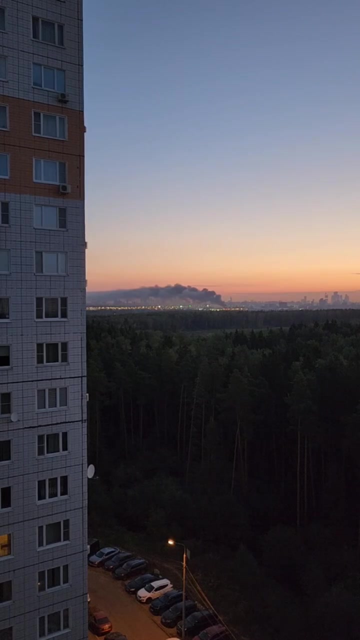 Крупный пожар на западе Москвы. Горит склад автозапчастей на улице Горбунова. Площадь возгорания 600 квадратных метров