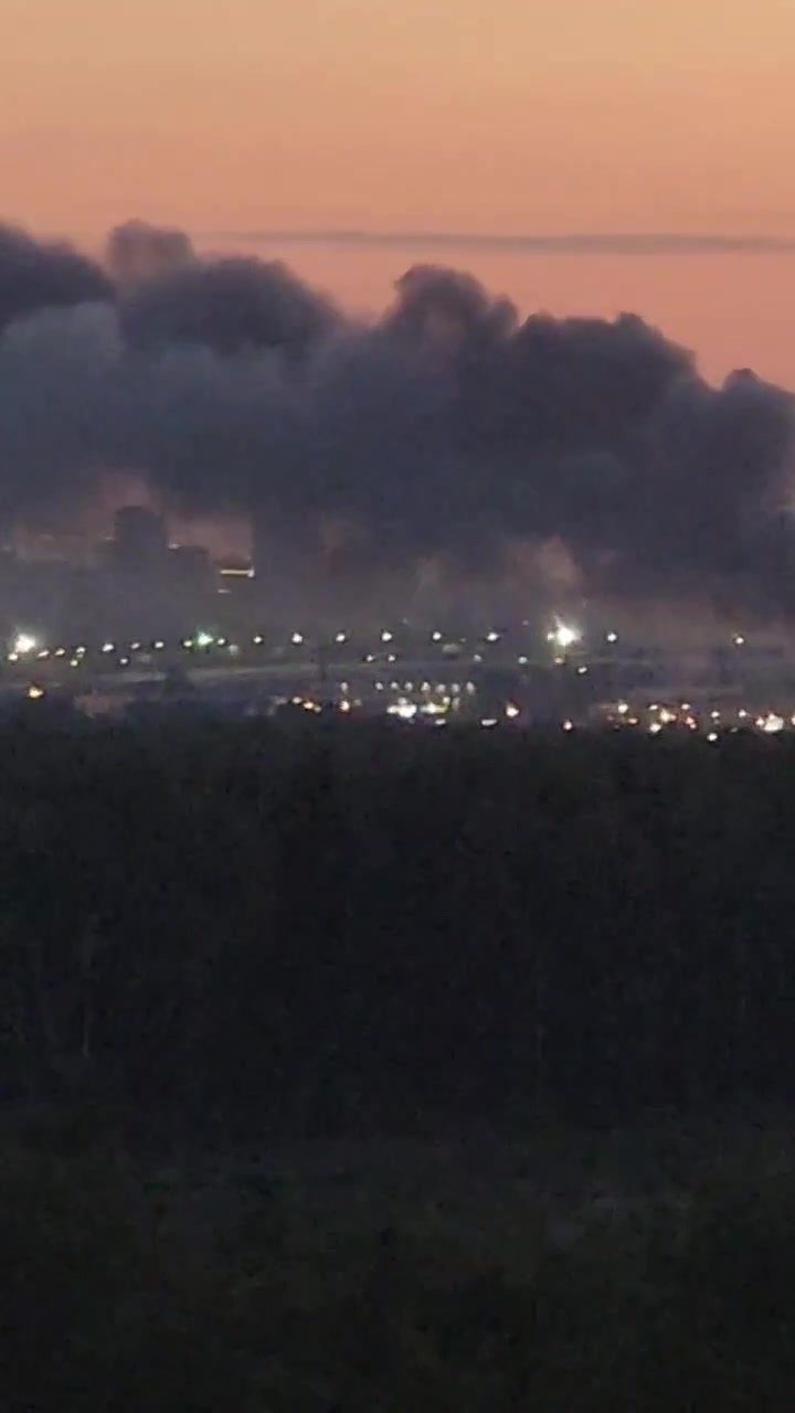 Um grande incêndio no oeste de Moscou. Um depósito de peças de automóveis está queimando na Rua Gorbunov. A área do incêndio é de 600 metros quadrados